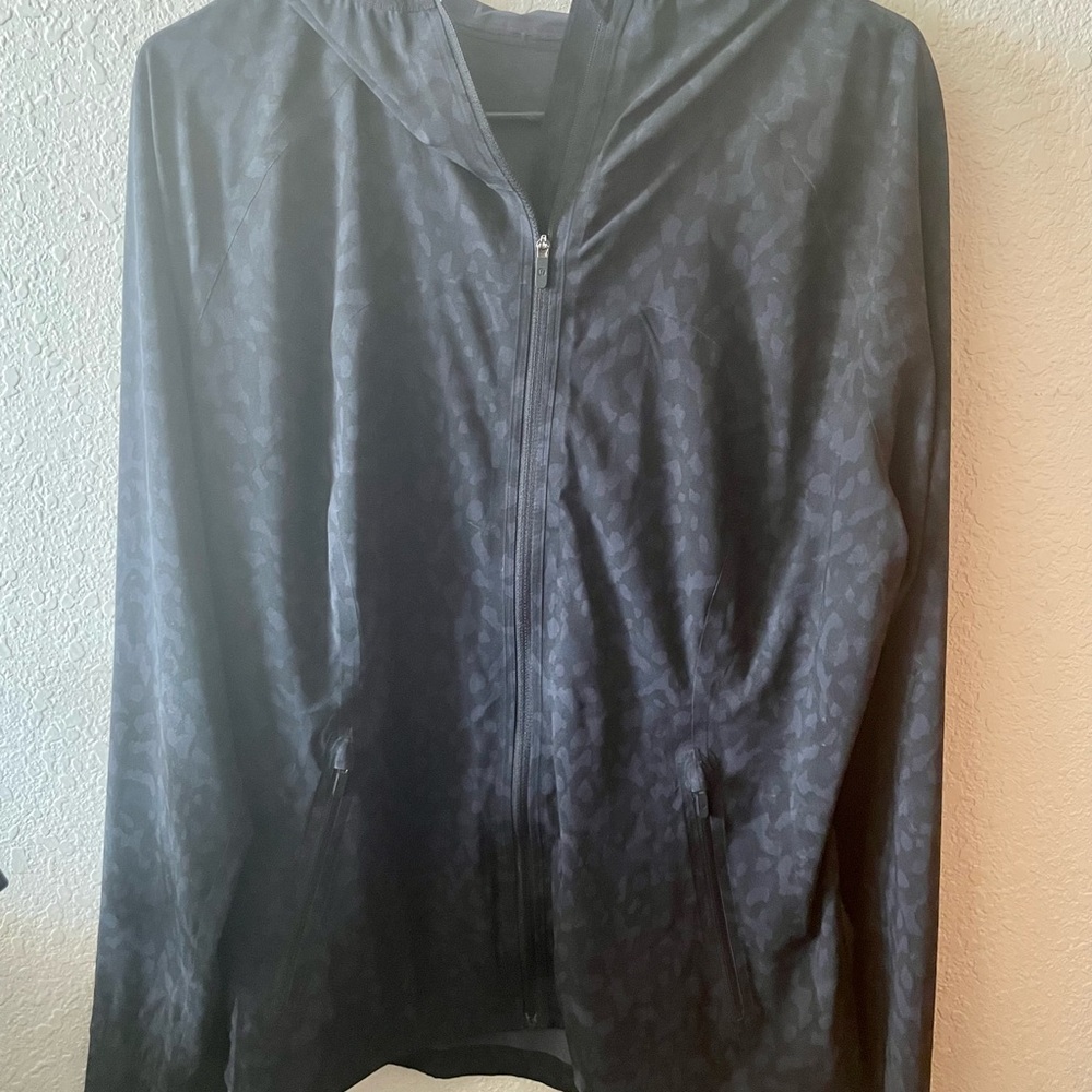 Lululemon mist over breaker